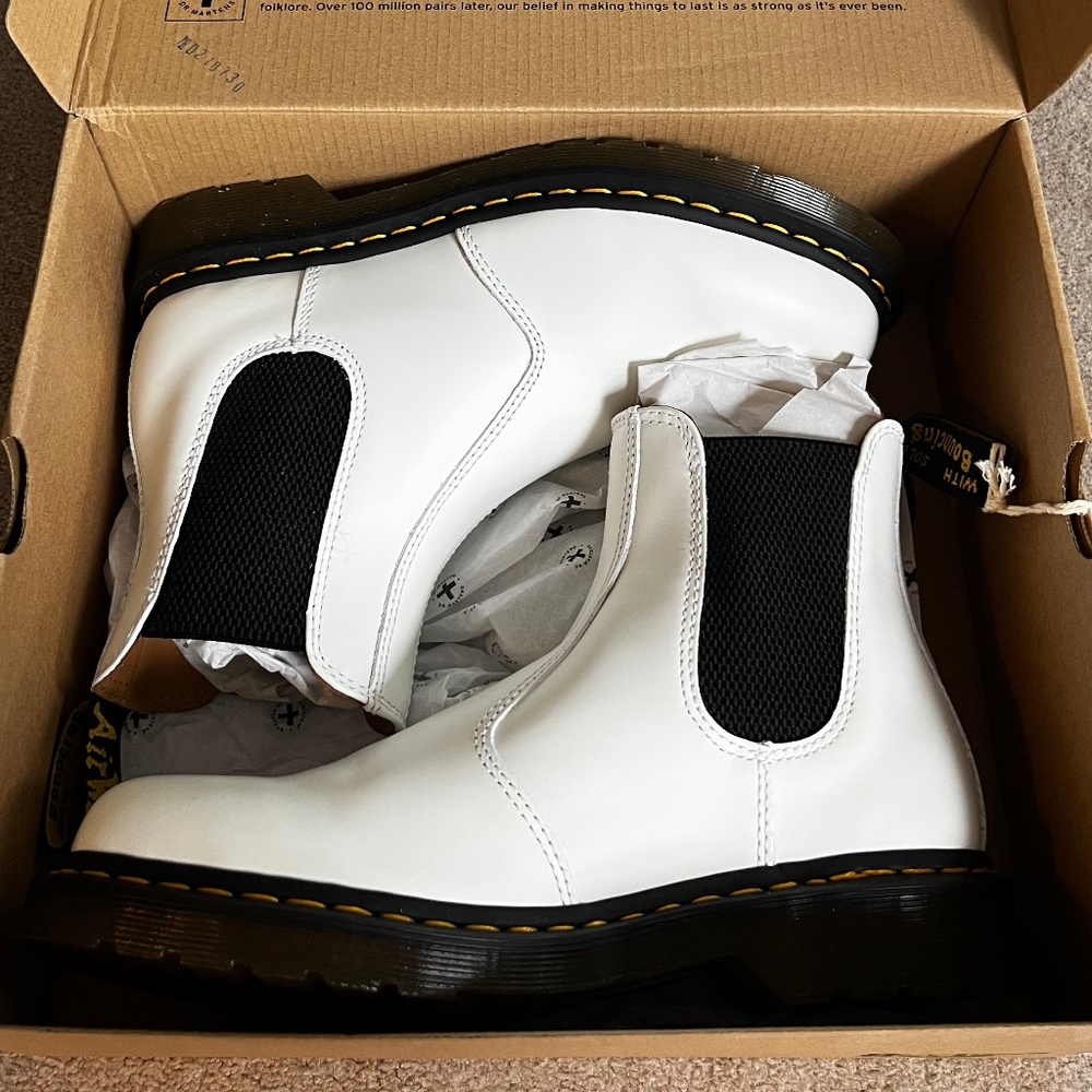 Dr. Marten 2976 YELLOW STITCH SMOOTH LEATHER CHELSEA BOOTS